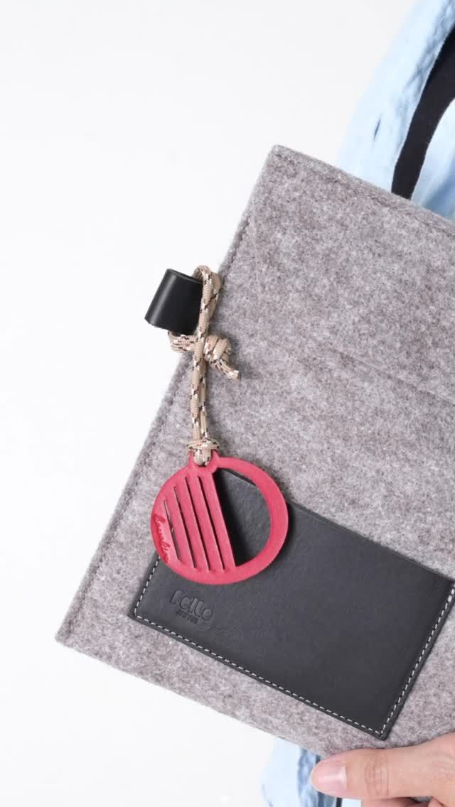 Kawakiru第一弾プロダクトは全４シリーズにて展開します。DOGシリーズ、NUMBERシリーズ、CATシリーズに続いて「ALPHABETシリーズ」をご紹介（先行発表）します。

Ａ～Ｚのアルファベット大文字の全２６デザインで、ＭサイズとＳサイズにて展開。カラーは「レッド、カーキ、オレンジ、ブラック」の４色です。

-—————————————

★合同展示会FRAT7に出展します★
日程：2025年 7月3日（木）~4日(金)
会場：東京ポートシティ竹芝ポートホール

-—————————————

Kawakiru / 革剪
犬具で使われる堅牢な国産牛革の端革を有効活用。精密なデジタルカッティングで実現した本革デザインチャーム！

#kawakiru #leatehr #charm #bagcharm #本革　#ヌメ革　#sdgs #アルファベット #alphabet #押し活 #英文字 #英字 #パラコード　#しおり　#ブックマーク　#bookmark #フォロワー募集　#英語好き　#アルファベットチャーム #イニシャル　#お揃い #透かし文字　#自分文字　#好きなアルファベット　#頭文字　#応援 #革選び　#キーホルダー　#チャーム
