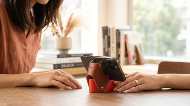 .

「スマホスタンドになる本革スマートキーケース」

便利過ぎて手放せなくなるかもしれません！

通常キーケースは、車等のスマートキーと家等の鍵を収納して、キーを守りながら持ち運ぶアイテムとしての役割です。当然、キーを使わない間は、バッグやポケットの中に入っているだけですが、例えば出先の会社やカフェなどで、スマホスタンドとしても活躍することで、単なるキーケースが、生活の中にさらに寄り添う便利なアイテムになります！
別途、スマホスタンドを持ち歩かなくてもよい。外出時には必ず持ち歩くキーケースに、スマホスタンドの機能を持たせることで、スマホスタンドを忘れることもない。ぜひ、出先のお供として、あなたのスマホライフをサポートしてくれるキーケースを使っていただければ、”新しい定番”として、暮らしを手助けしてくれると思います。

【特許出願中】

スマホ角度が約15°と約75°の２角度でのスタンドが可能なスマホスタンドにトランスフォームするキーケースです！

「スマホスタンドになる本革スマートキーケース」はMakuakeにて今月中旬に販売開始します！スタート日時の確定や商品詳細、リンク先等、こちらで情報発信して参りますので、ぜひフォローして頂けると嬉しいです♪

✴︎
Kawakiruではこの夏、Makuakeにて3弾連続で新商品を発表予定です！

#キーケース　#makuake #スマホスタンド　#特許　#ヌメ革